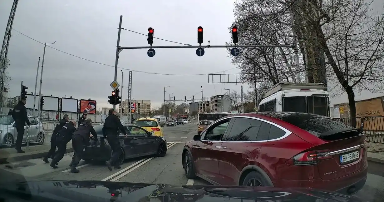 Жандармерия в акция на оживено кръстовище в Пловдив, мрежата пламна Снимка