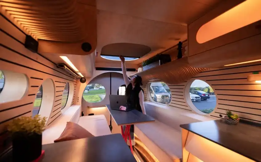 Превърнаха Mercedes Sprinter в уникално креативен кемпер Снимки