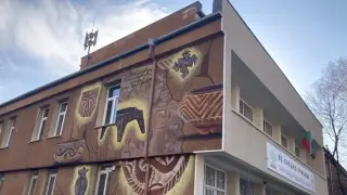 Ученици учат в столовата: Как метрото напука 93 СУ в София?