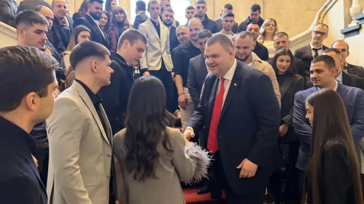 Пеевски с жест към младежи от Пазарджик