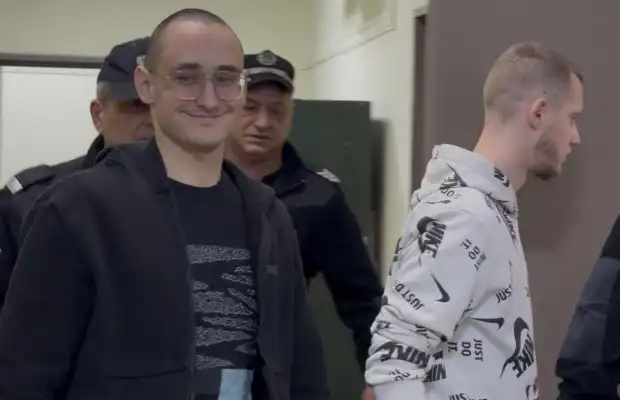 С усмивка на уста влязоха в съда големите обирджии от Пловдив
