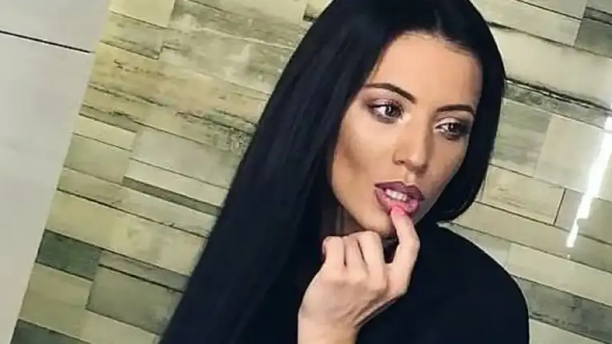 Фолк звезда се чекне чисто гола на спалнята си Снимка 18+