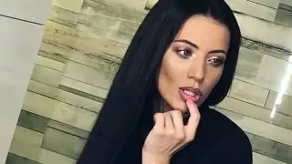 Фолк звезда се чекне чисто гола на спалнята си Снимка 18+