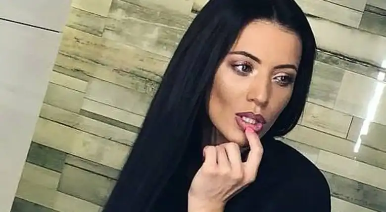 Фолк звезда се чекне чисто гола на спалнята си Снимка 18+