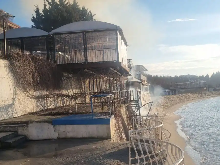 Край на една ера: Култово заведение на плажа край Несебър стана на въглен