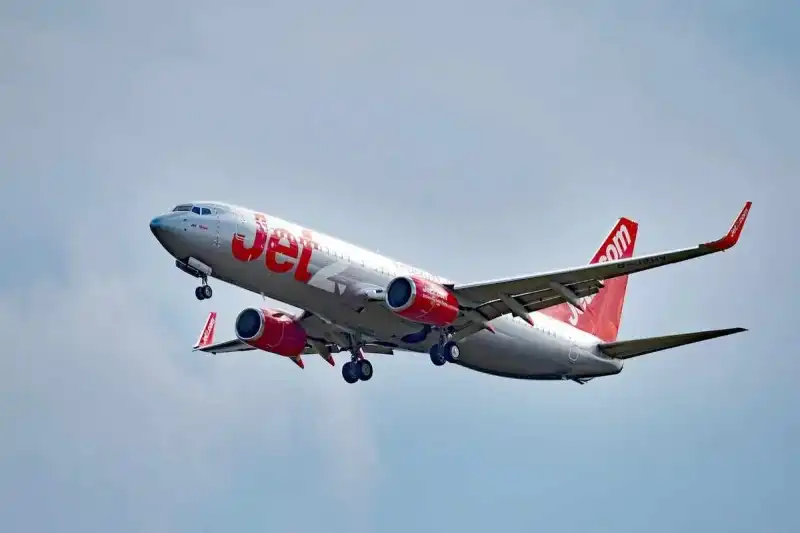 Масов бой свали аварийно самолет на Jet2