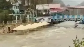 Апокалипсис в Турция! Бури пометоха покриви, минаре се срути, коли са смазани