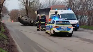 Кола се обърна по таван в Русе след удар в дърво