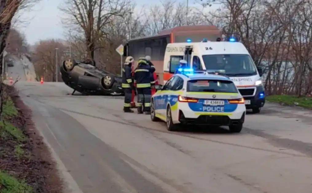 Кола се обърна по таван в Русе след удар в дърво