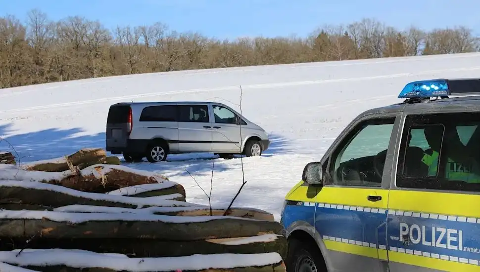 37-годишен мъж е теглил три деца на шейна зад себе си с този Mercedes Vito