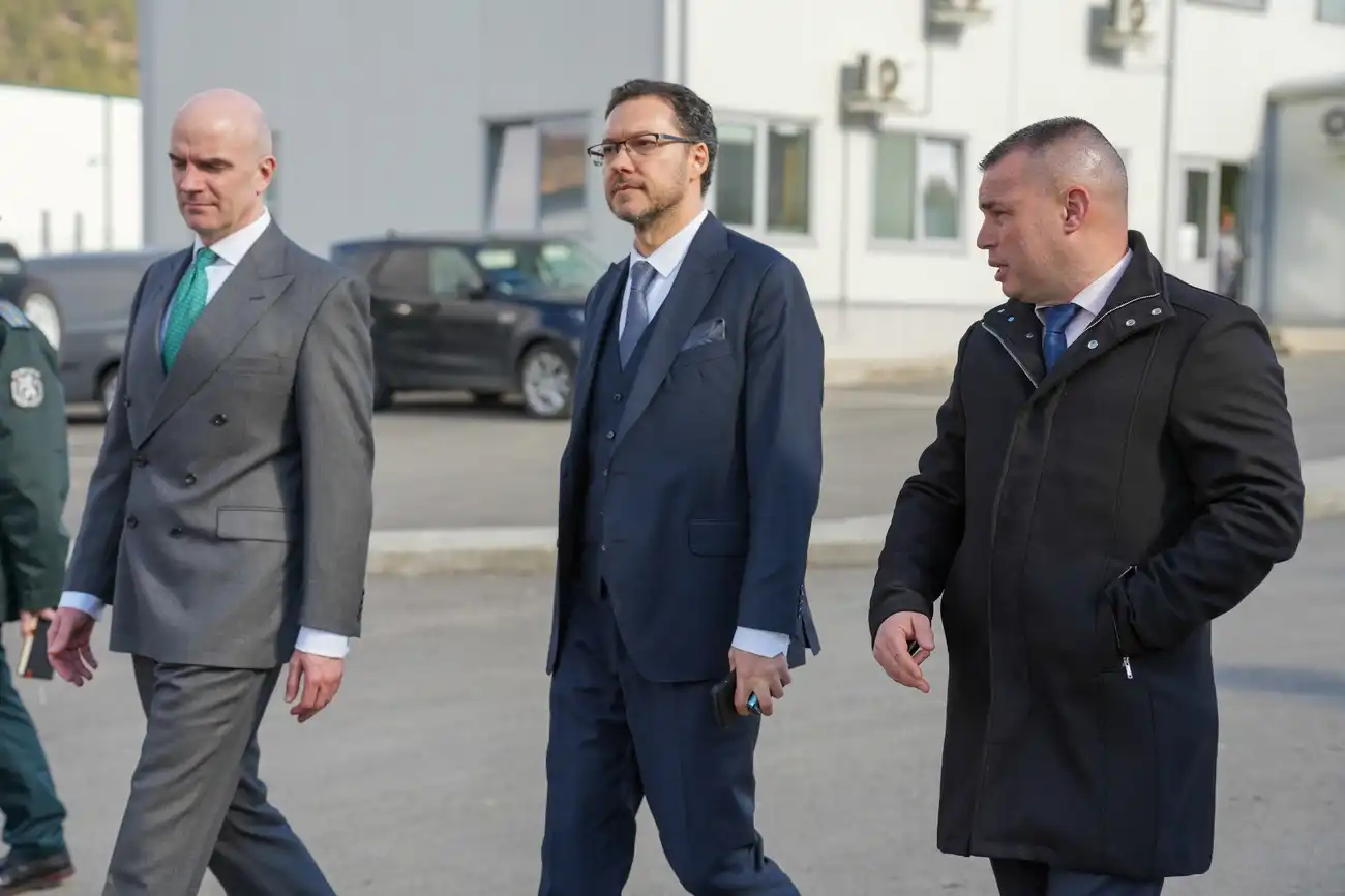 Митов и шефът на Гранична полиция заведоха британския посланик на Калотина, ето защо Снимки