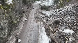 Безсънна нощ в Смолянско след потопа, пускат само линейки по затрупания път