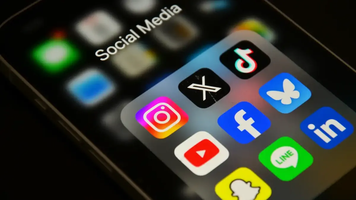 Разследват X, Meta и TikTok за AI материали със сексуално малтретиране на деца 18+