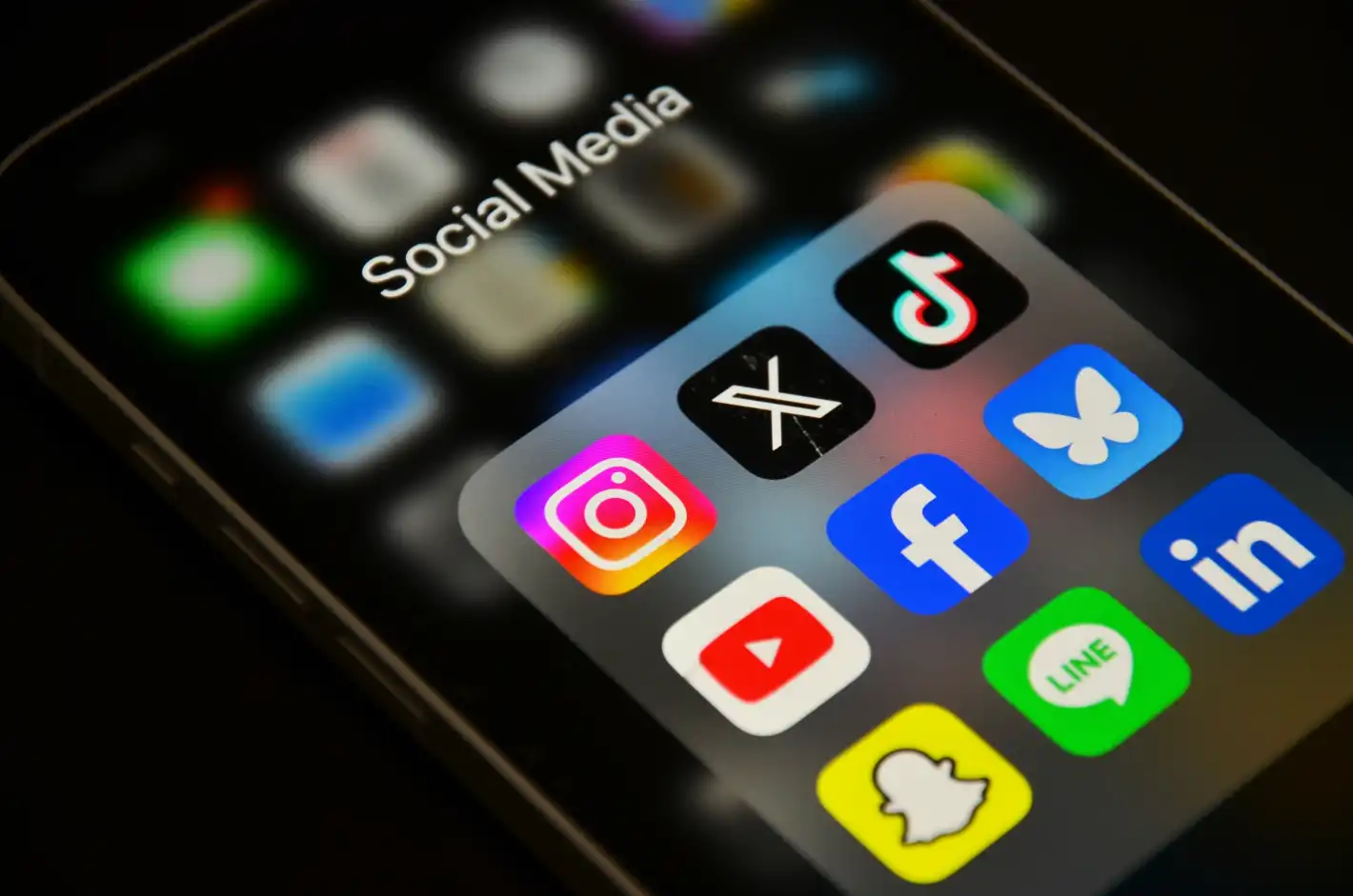 Разследват X, Meta и TikTok за AI материали със сексуално малтретиране на деца 18+