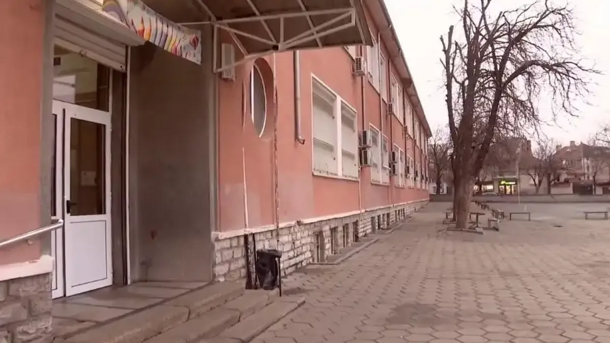 Ученик прободе учител с ключ в окото, гони дете с вилица в сливенско училище