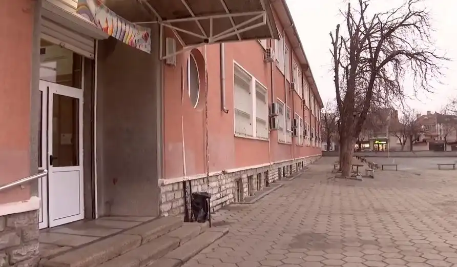 Ученик прободе учител с ключ в окото, гони дете с вилица в сливенско училище