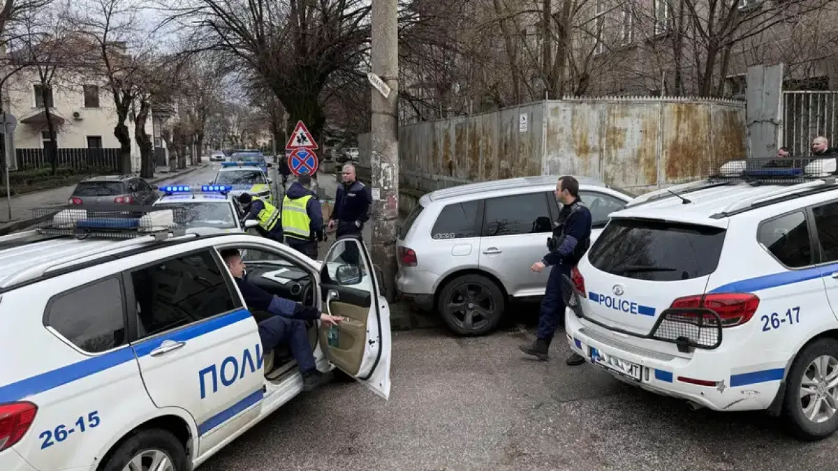 Екшън в Хасково: Пиян джигит бяга от пет патрулки, забива се в стълб Снимки