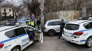 Екшън в Хасково: Пиян джигит бяга от пет патрулки, забива се в стълб Снимки