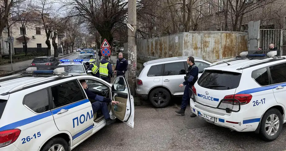 Екшън в Хасково: Пиян джигит бяга от пет патрулки, забива се в стълб Снимки