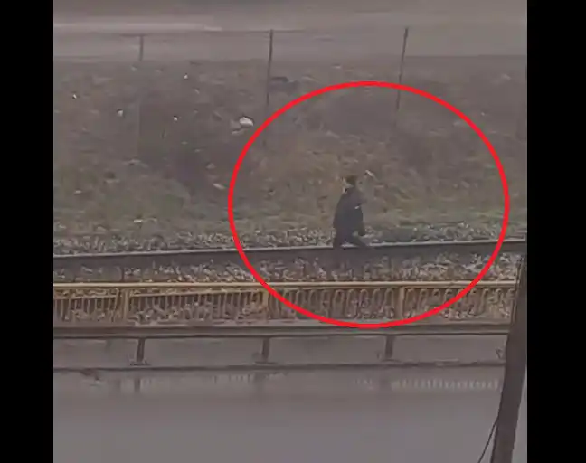 Без страх и без спирачки: Мъж по релсите във Враца предизвика буря от реакции