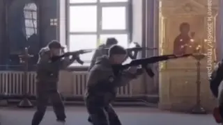 Бойни изкуства и стрелба в църквата: Ученици с автомати направиха шоу в православен храм край Москва