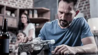 "Татко, водката поскъпна": Обясниха как Путин изстисква бизнеса, за да избегне мобилизацията