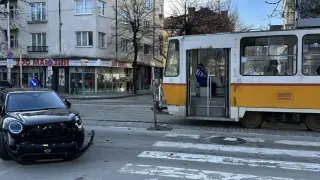 Тежък удар между трамвай и кола в София, градският транспорт закъснява Снимки
