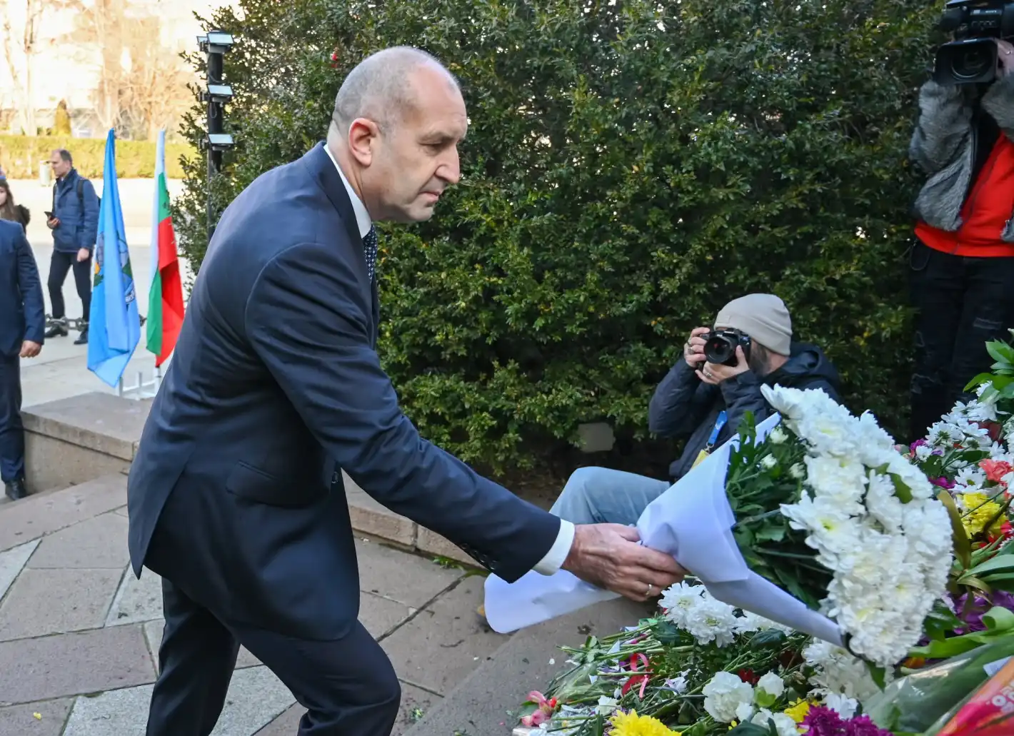 Румен Радев отдаде почит пред паметника на Апостола
