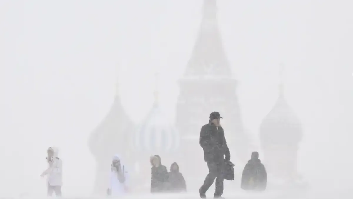 Москва потъва в най-големите снежни преспи в историята си Снимки