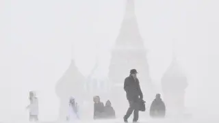 Москва потъва в най-големите снежни преспи в историята си Снимки