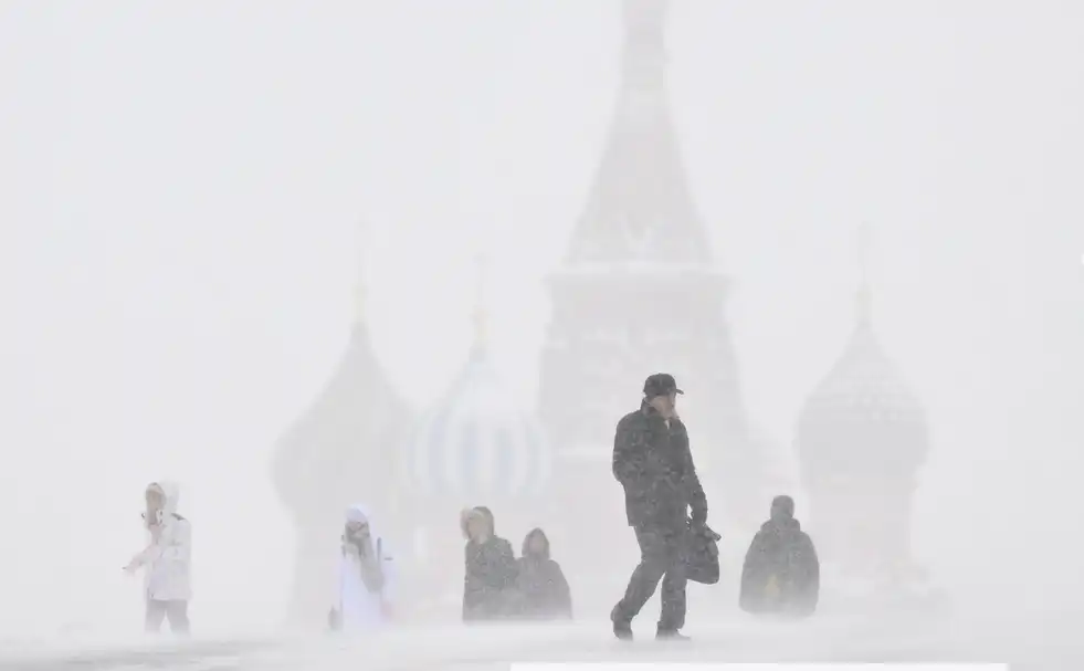 Москва потъва в най-големите снежни преспи в историята си Снимки