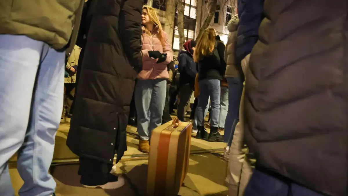 София почерня от протестиращи с куфари заради убитата Евгения Снимки