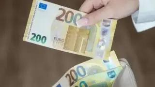 До края на февруари: Обединявате левова и еврова сметка без такси