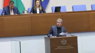 Цирк в парламента заради Стоил Цицелков - Тошко Йорданов обяви ПП-ДБ за "желирани бонбони" БЛИЦ Live