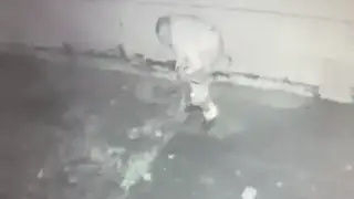 Какво прави този мъж там? Цяла Враца е погнусена 18+
