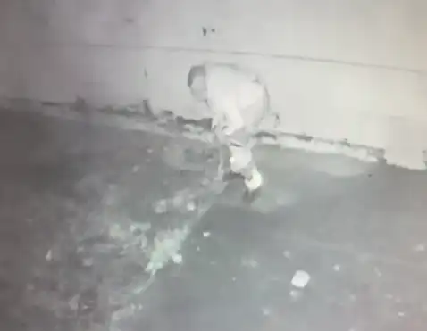 Какво прави този мъж там? Цяла Враца е погнусена 18+