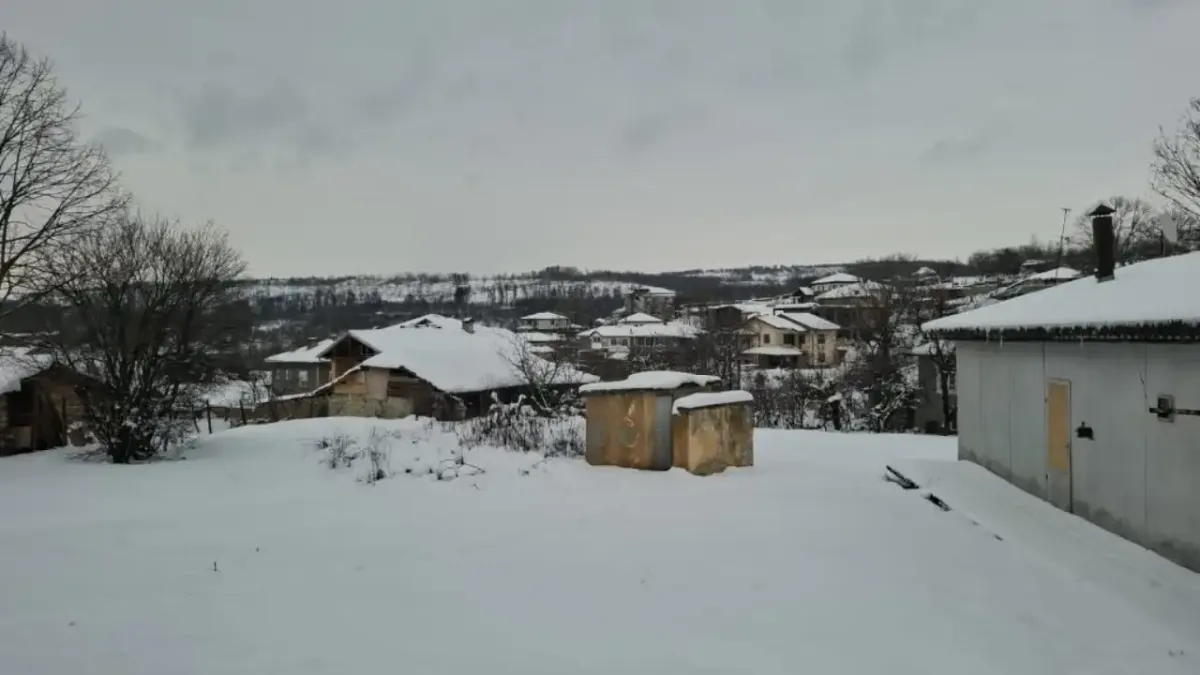 Рекордна сделка в наше село! Декар земя с външна тоалетна за 62 000 евро