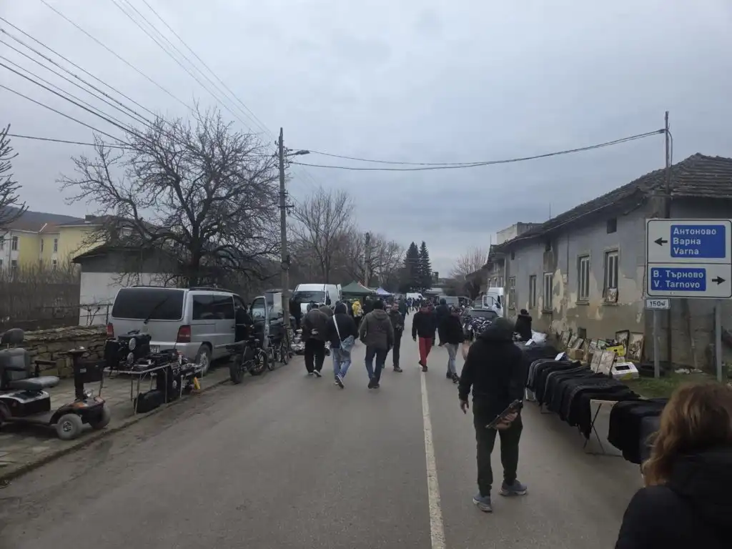 От антики до мармалад от сливи на „Джулюница“: Битакът, който бие по точки всеки мол Снимки