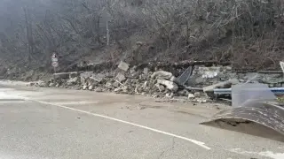 Земята налапа спирка във Велико Търново Снимки