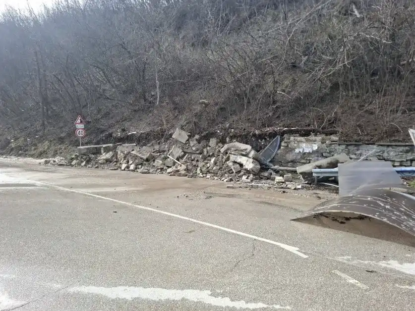 Земята налапа спирка във Велико Търново Снимки
