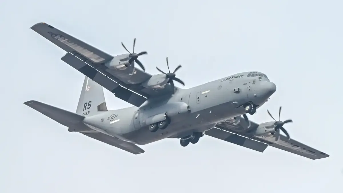 Нов американски С-130 Херкулес кацна в София, спират гражданските полети за 2 дни Снимки
