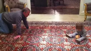 Принц Андрю си играе с топка-женска гърда, до него - невръстно момченце Снимки