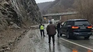 Камъни и скали затвориха и пътя към Велинград