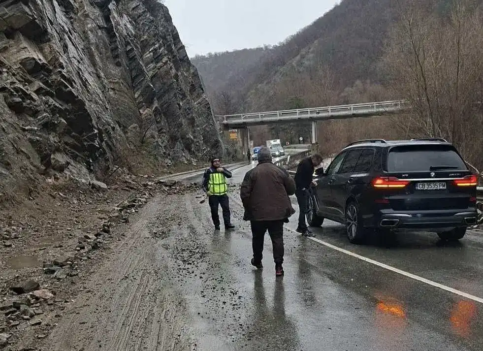 Камъни и скали затвориха и пътя към Велинград