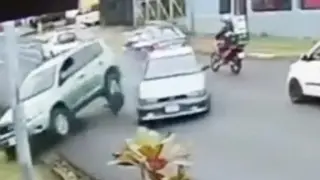 Вижте каква куриозна катастрофа сътвори шофьор с Toyota RAV4