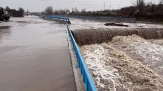 Воден капан в Хасковско: Реки излязоха от коритата си след поройни дъждове, евакуират хора Снимки