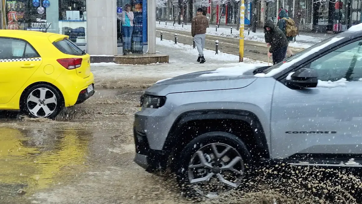Заради непочистени шахти се наводни кръстовище на пъпа на София Снимки