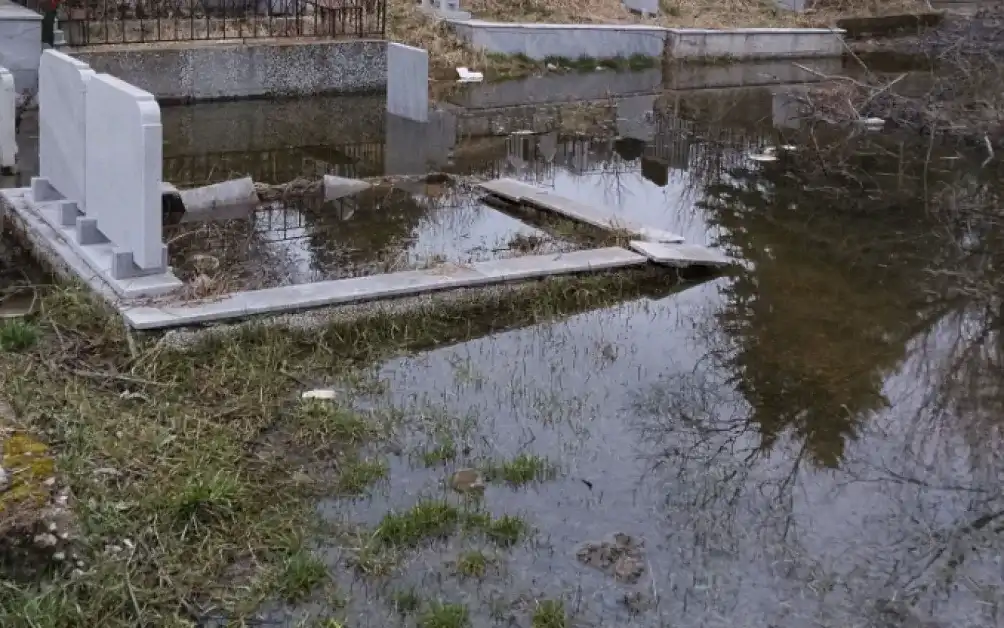 Лом: Потоп в гробищния парк – паметници под вода и кални алеи взривиха мрежата