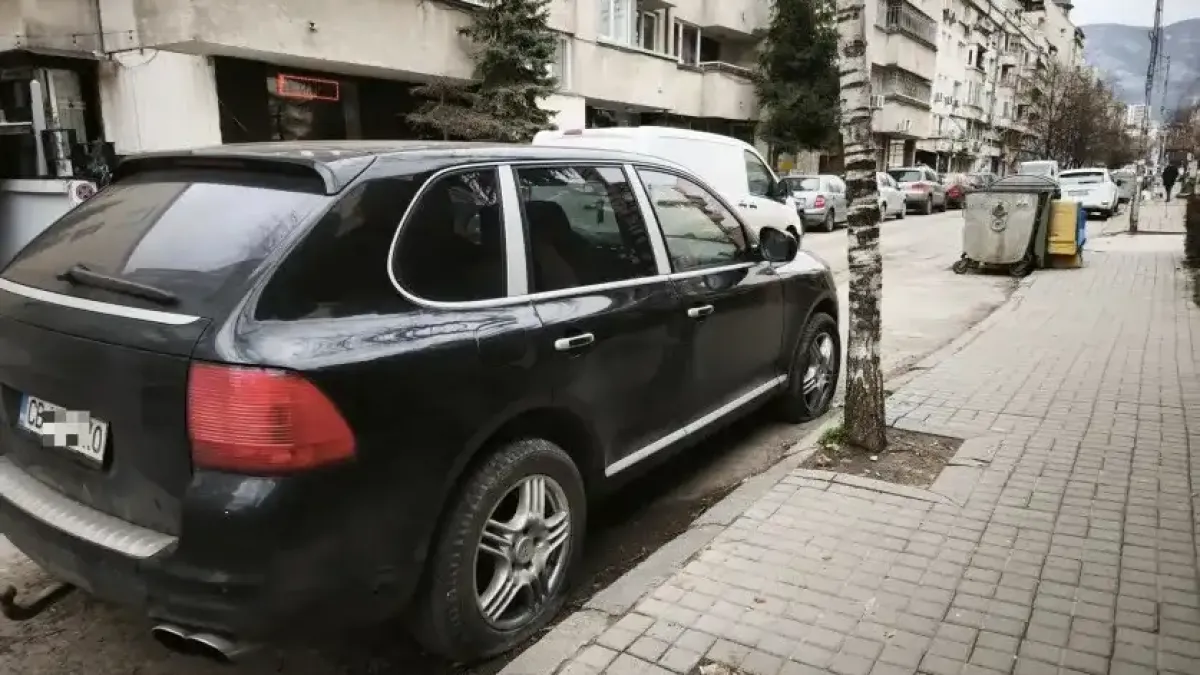 Накълцаха и четирите обувки на луксозен джип в луксозен квартал на София