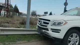 Два джипа с бясна каскада на Околовръстното в Пловдив, единият кацна на мантинела Снимки